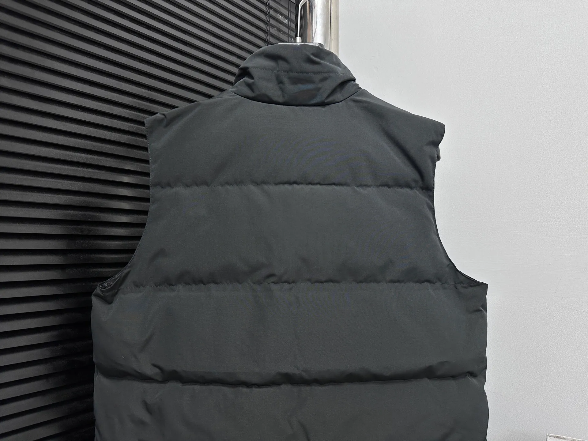 P360 [Canada Goose] Canada Goose black label #Freestyle Crew 4151mb men’s and women’s vest down ➖ Imported Behringer embroidery machine with customized 10,000-needle embroidery label! ➖ Imported 21-count polyester-cotton blended original fabric, using Feather-Light 10D waterproof coating fabric, made of 84.5% polyester fiber and 15.5% cotton, 100% the best feel in the entire network! ➖ The genuine official website uses the national standard 80 white duck down, and will never be misled by false claims such as 90 down or goose down! ➖ 100% nylon nylon lining with double double-layer sealing design to prevent velvet from running away. Top-grade polar fleece is used in the collar and pockets to keep warm and comfortable! ➖ Yoshida YKK provides original custom-made electroplated sliders. YKK two-way lockable zippers are tight and smooth and will not peel off paint! ➖ 3M composite original Velcro is durable, and all accessories and hardware are disassembled and customized! ⛔No slander, no exaggeration, no need for too much copywriting, because it is focused, it is professional!  SIZE: XS S M L XL XXL
